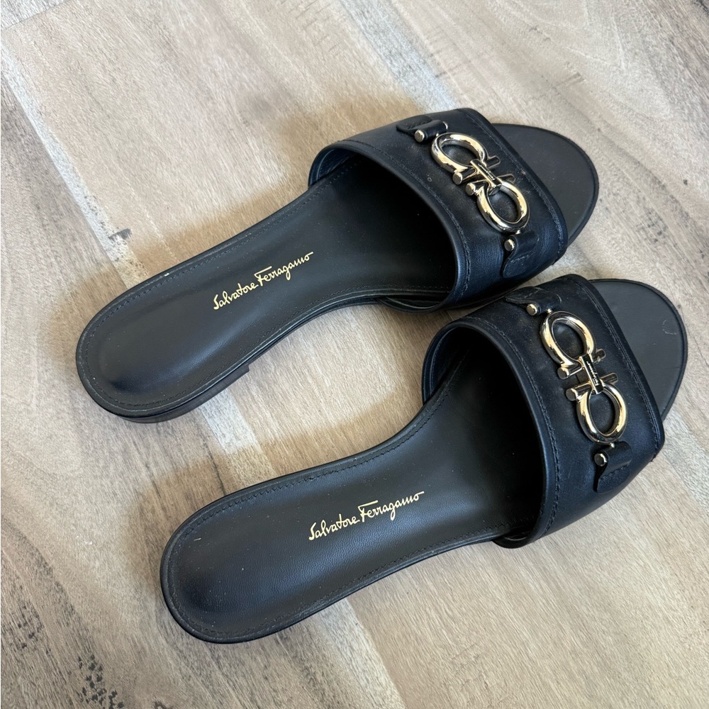 FERRAGAMO GANCINI LEATHER SLIDE - Picture 5 of 9